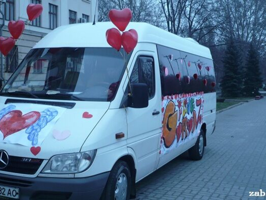 В Запорожье "Автобус любви" поздравлял студентов конфетами