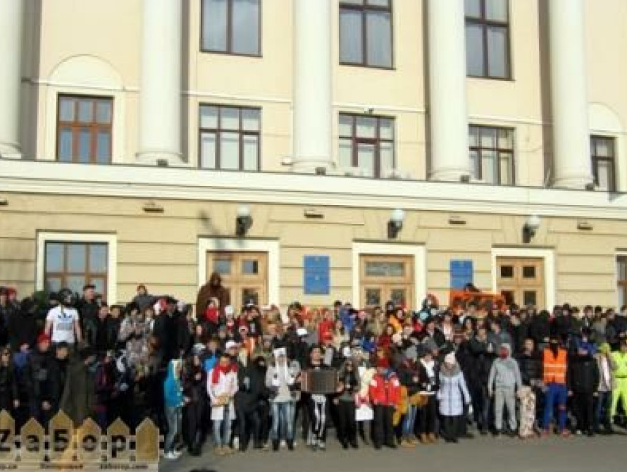 В Запорожье "Син" танцевал "Harlem Shake" у стен мэрии