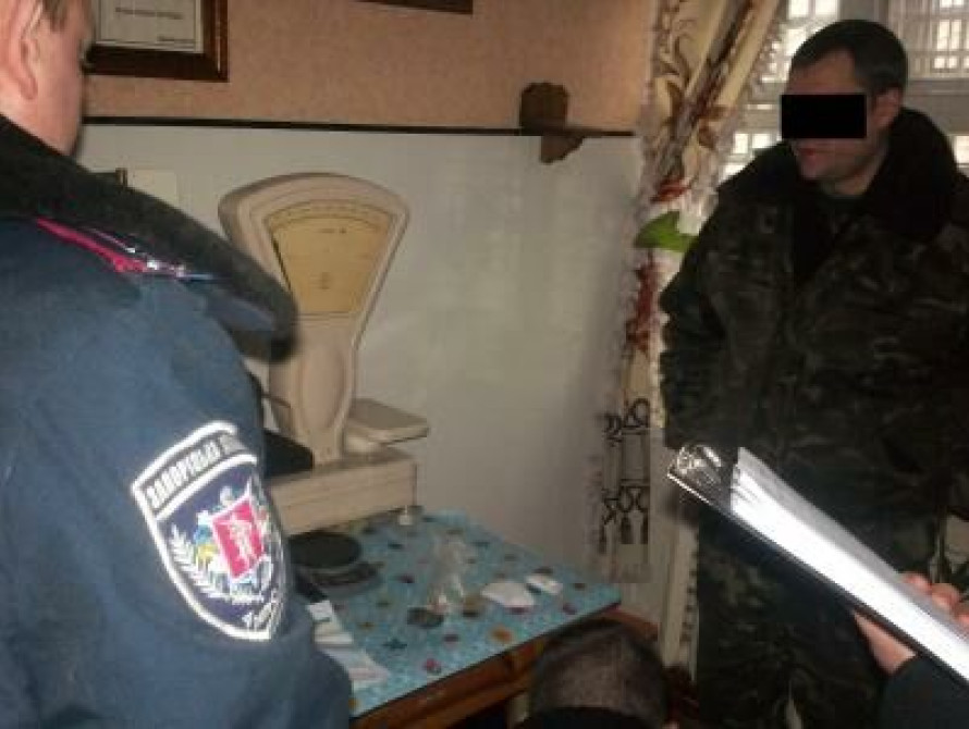 В Запорожской области инспектор передавал заключенным наркотики