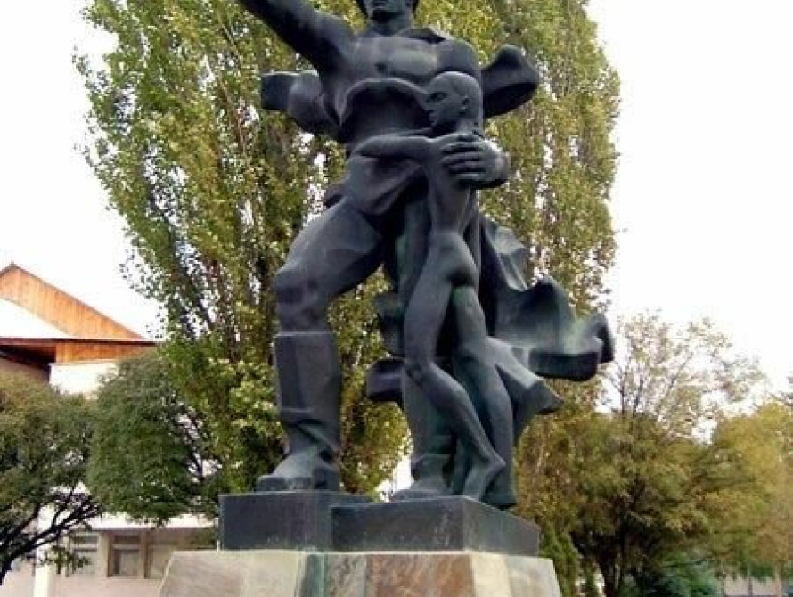 В Запорожской области малолетние вандалы поиздевались над памятником воинам ВОВ 