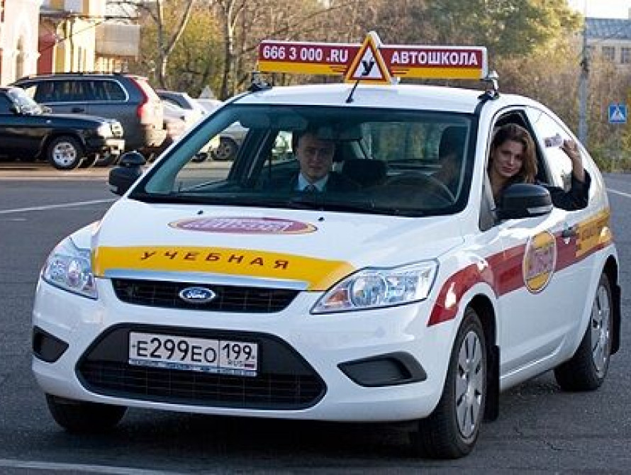 В Запорожье девушка, управляя учебным автомобилем, попала в ДТП