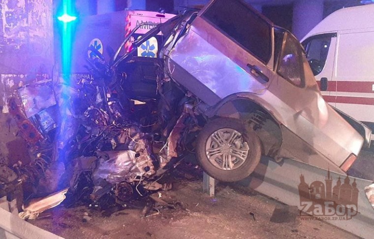 В Запорожье водитель на полной скорости врезался в опору моста, его вырезали из машины (видео)