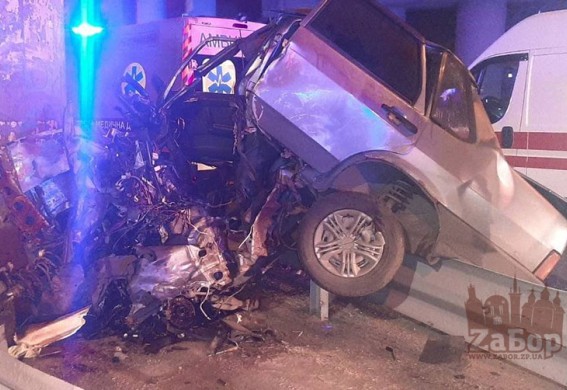 В Запорожье водитель на полной скорости врезался в опору моста, его вырезали из машины (видео)