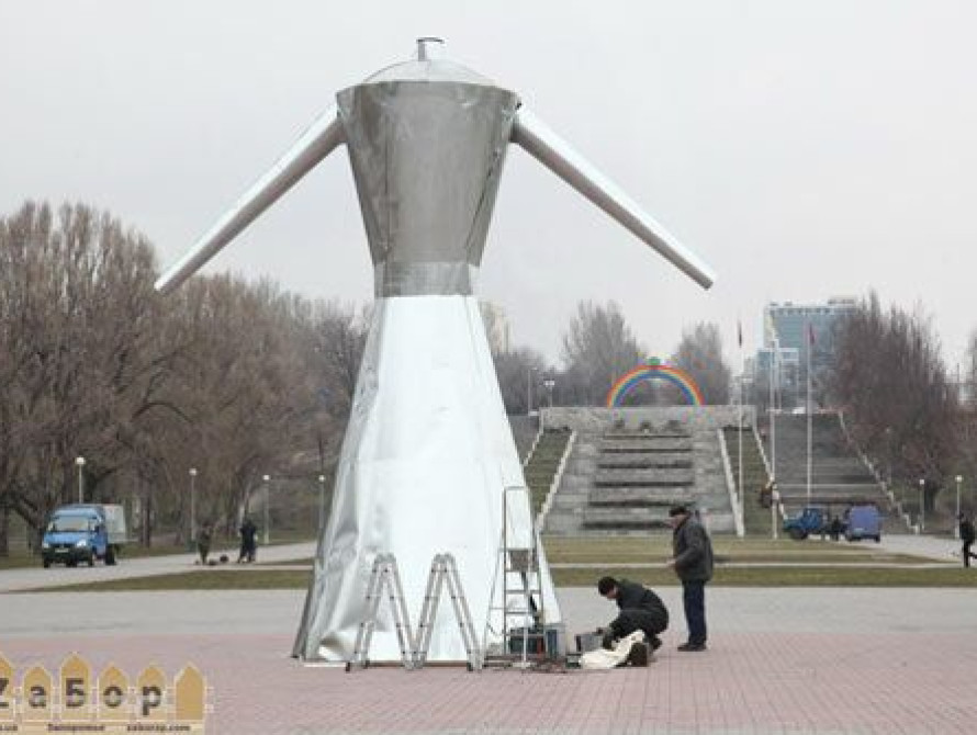 В Запорожье установили железную бабу 