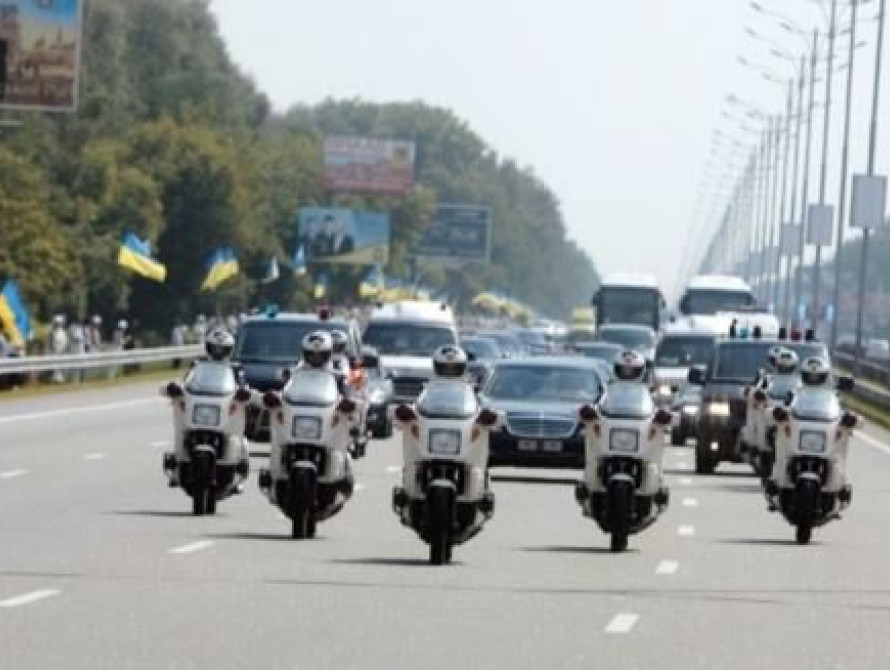 Из-за Рыбака жители Запорожья не могут перейти через дорогу