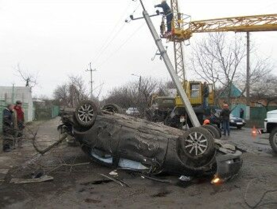 В Бердянске "Lexus" снес три дерева и оставил более ста домов без света