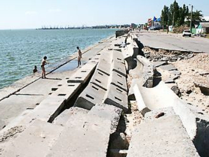 В Бердянске четвертый год не могут отремонтировать дамбу