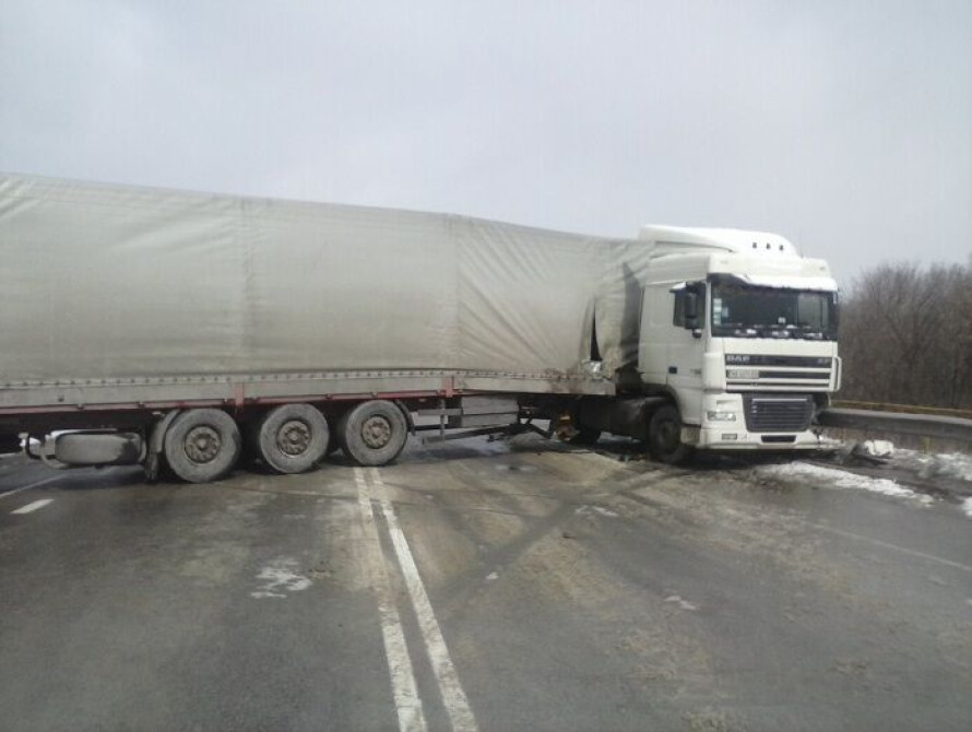 В Запорожской области на трассе грузовик вылетел в кювет