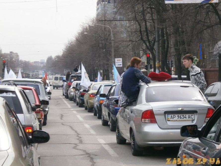 В Запорожье прошел автопробег с кинотеатром и полевой кухней