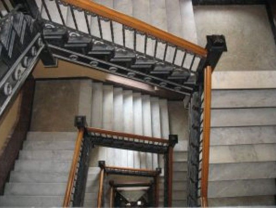 В Запорожье мужчина застрял между лестничной клеткой и окном 