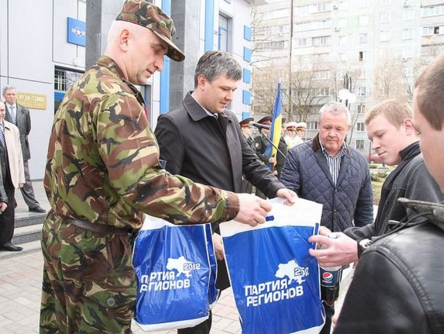 В Запорожье призывники отправились защищать Родину с пакетами ПР