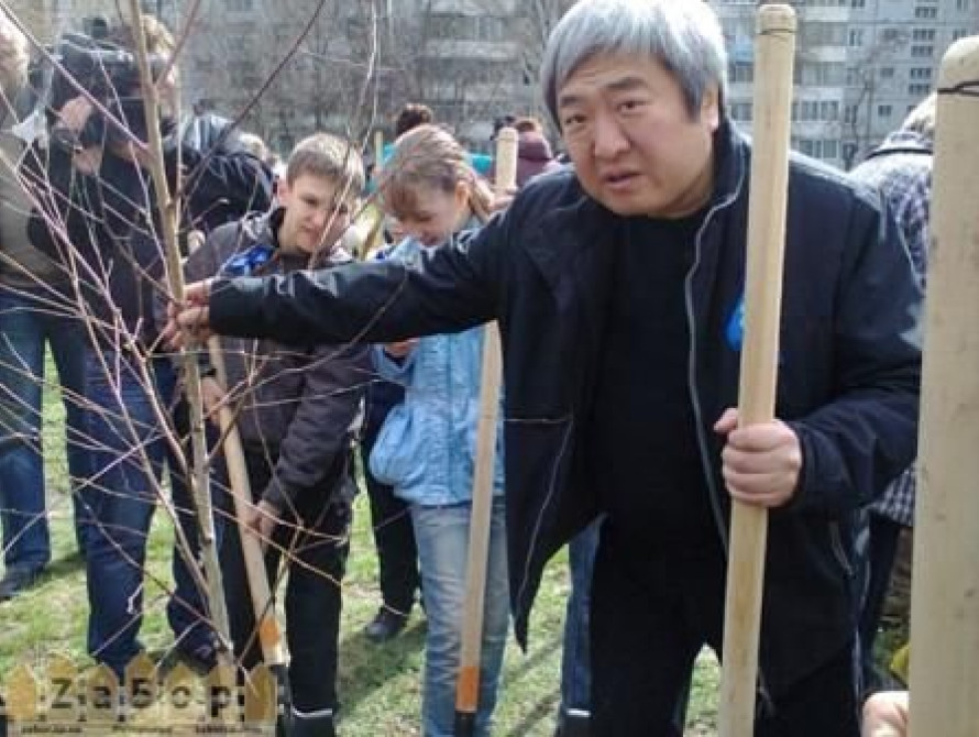 В Запорожье коммунисты и регионалы сажали деревья, а горожане жаловались