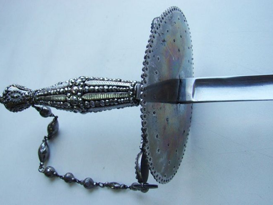 В Запорожье оружейный музей пополнился бриллиантовыми шпагами