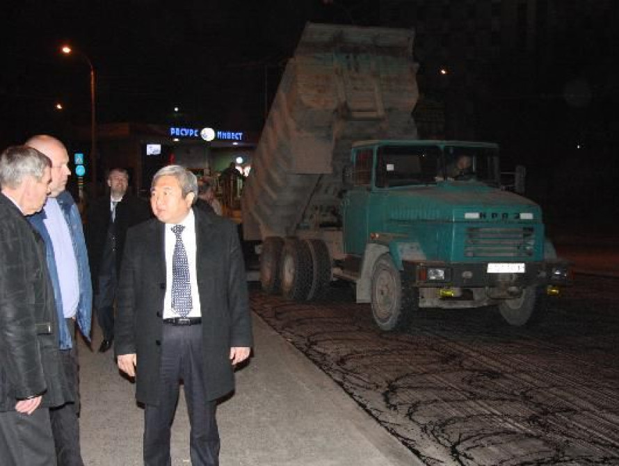 Дороги в Запорожье ремонтируют по ночам