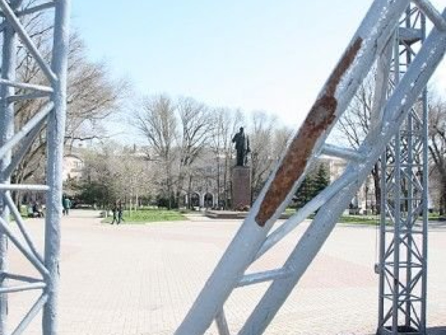 В Бердянске взрослые артисты и дети рискуют жизнью?