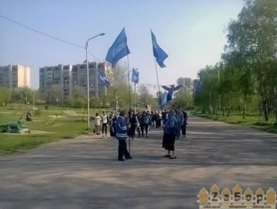 В Запорожье передавали патриотизм при помощи граблей и лопат