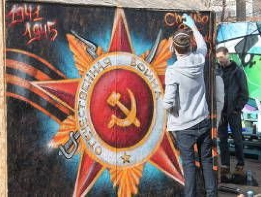 В Запорожье ко Дню Победы расписывают забор