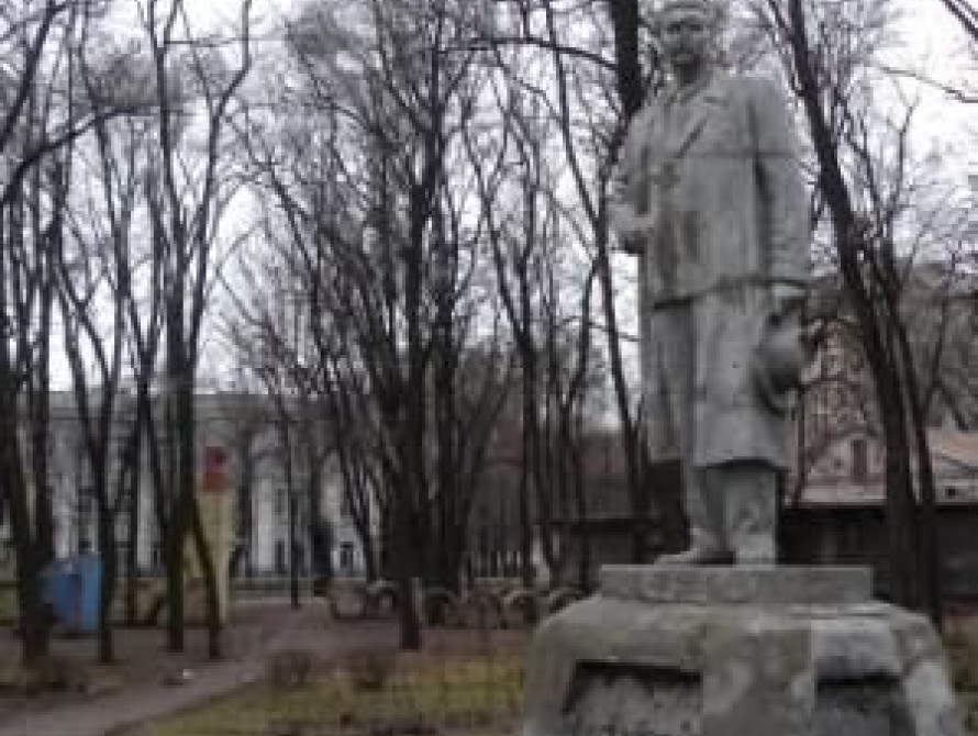 В Запорожье памятник Горькому отправили на склад 