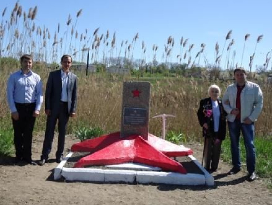 В Запорожской области молодежь отреставрировала памятный знак 