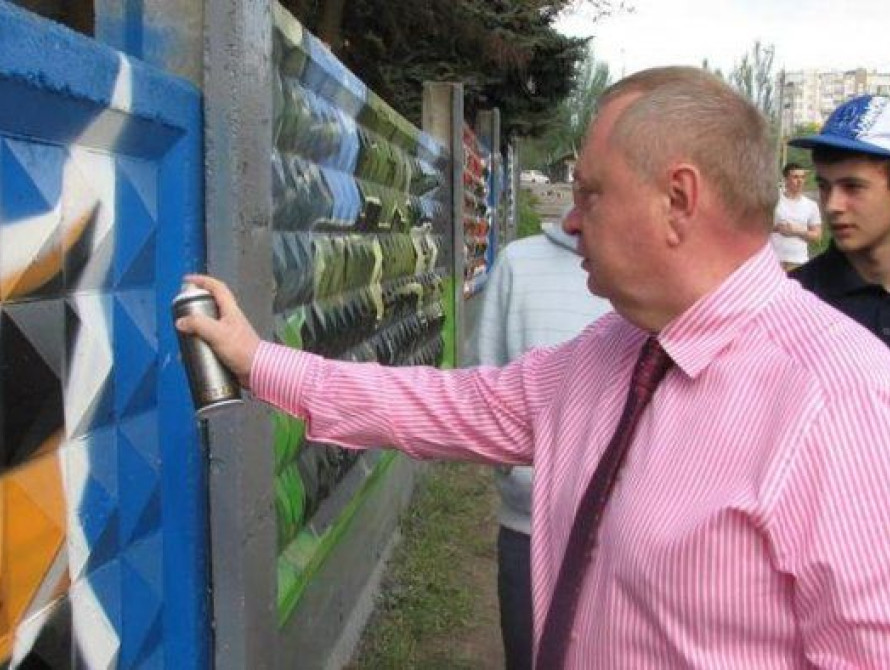 В Запорожье Пеклушенко рисовал граффити на заборе