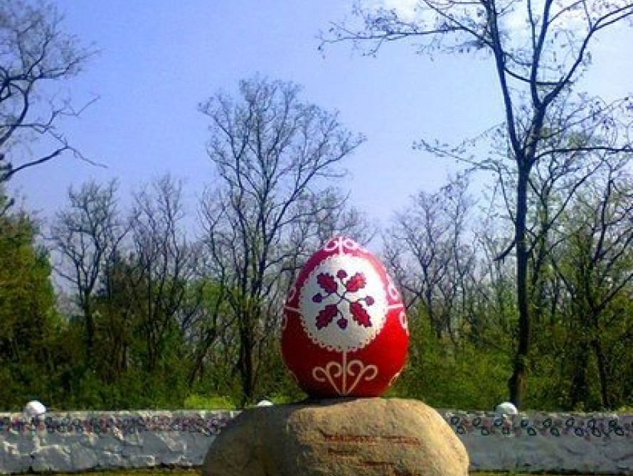В Запорожье несколько дней разукрашивали большое яйцо к Пасхе