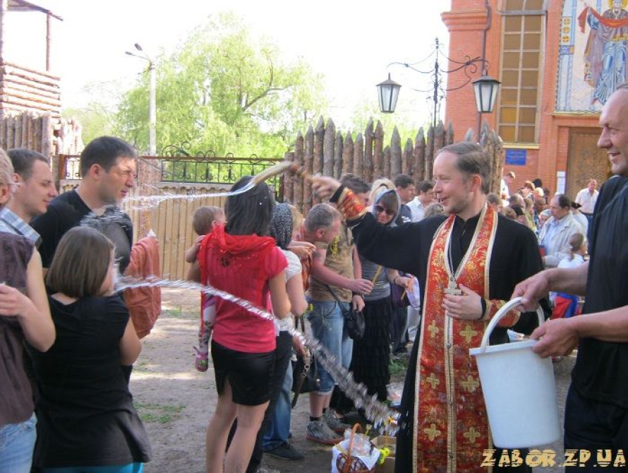 4-5 мая в Запорожье: безлюдная Пасха, Лава на лаву и смерть депутата в бочке