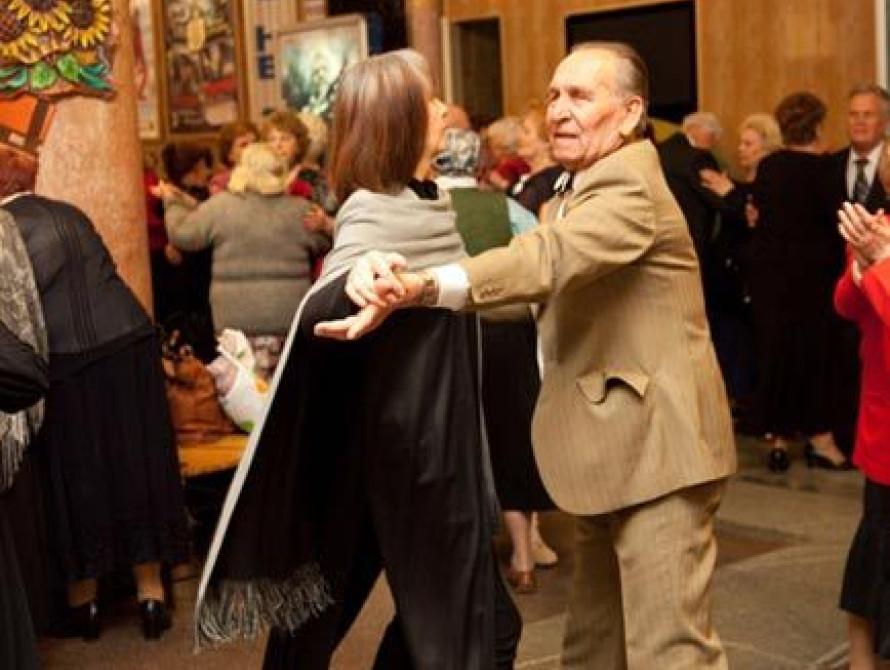 В Запорожье Бал ветеранов прошел при свечах