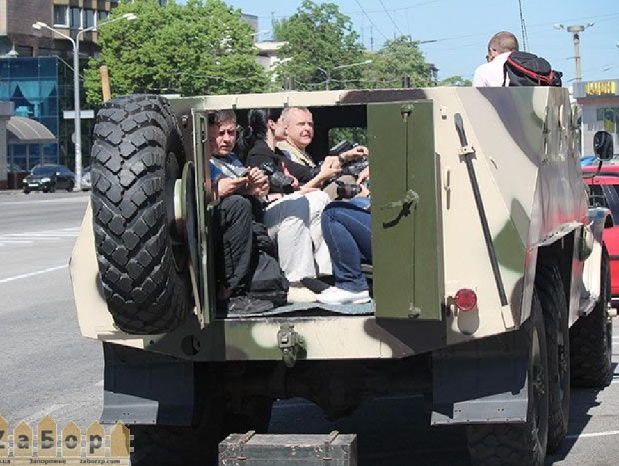 В канун Дня Победы в Запорожье провели экскурсию на бронетранспортере