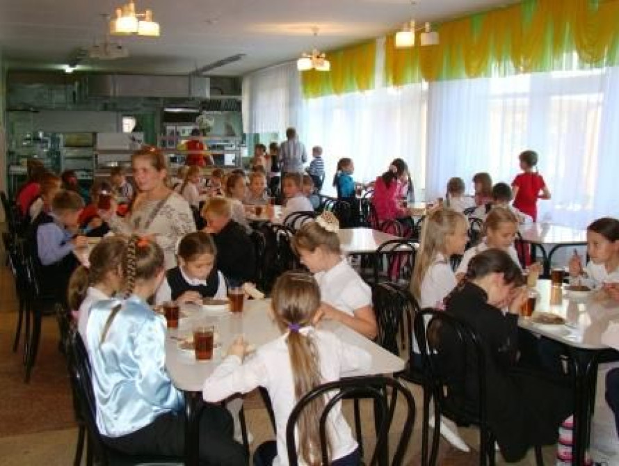 В Запорожье школьников кормили некачественными и запрещенными продуктами  