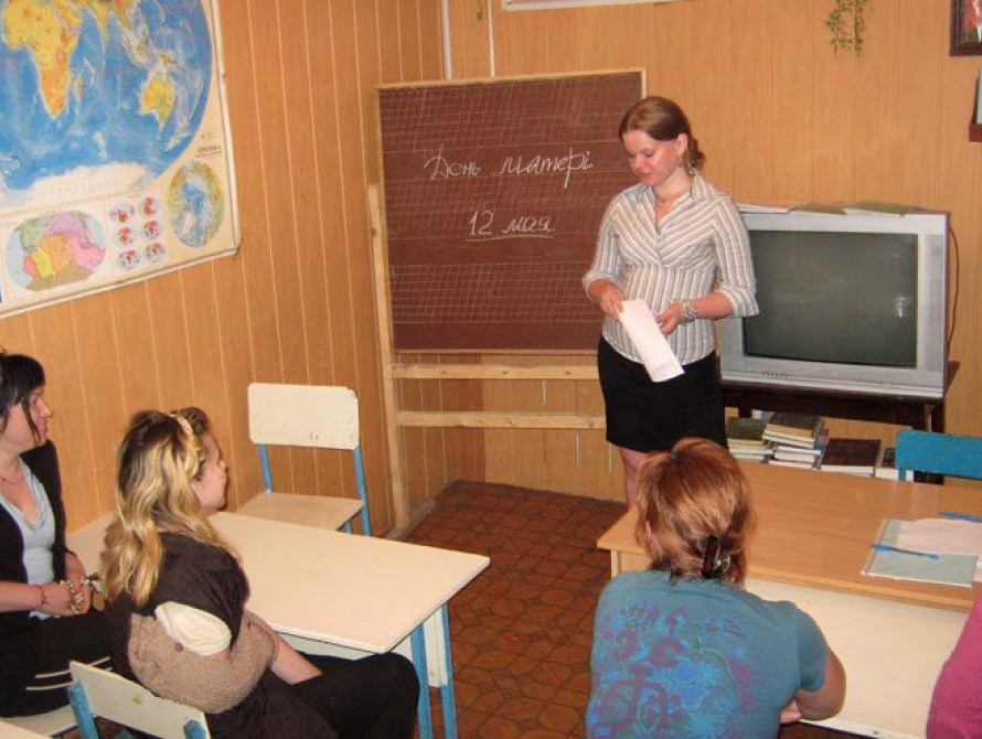 В Запорожье заключенных-женщин на День Матери приобщали к арт-терапии