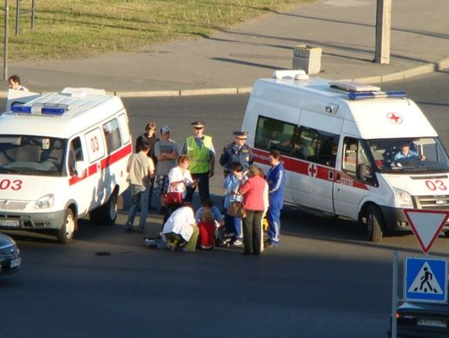 В Запорожье легковушка сбила молодую девушку – пострадавшая в больнице