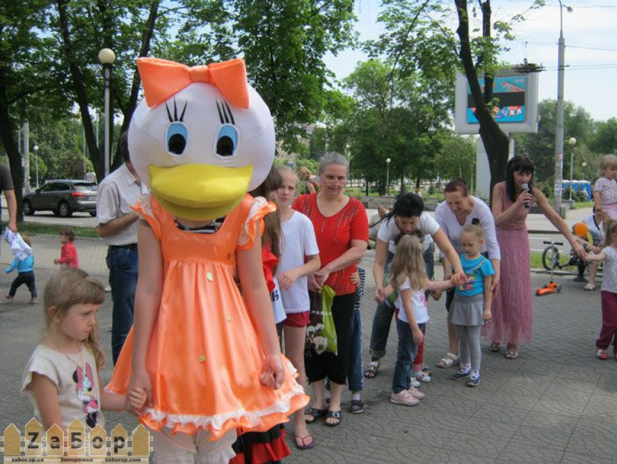 В Запорожье возле мэрии дети обрисовали плитку