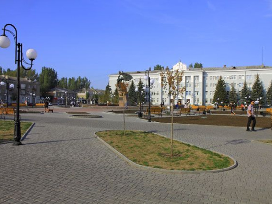 На главной площади Бердянска снова засохли растения