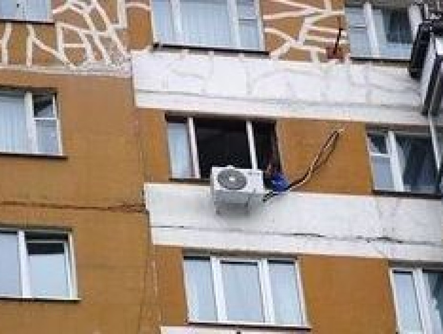 В Бердянске мужчина залез на кондиционер, а слезть не смог 