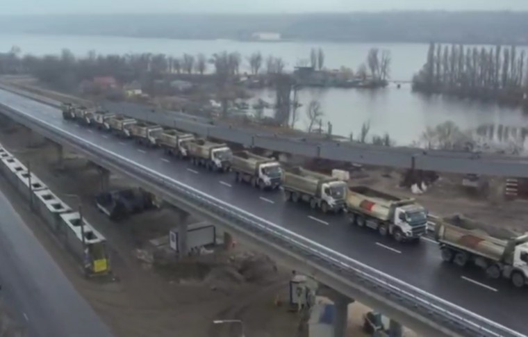 В Запорожье грузовиками проводили испытание вантового моста (ВИДЕО)