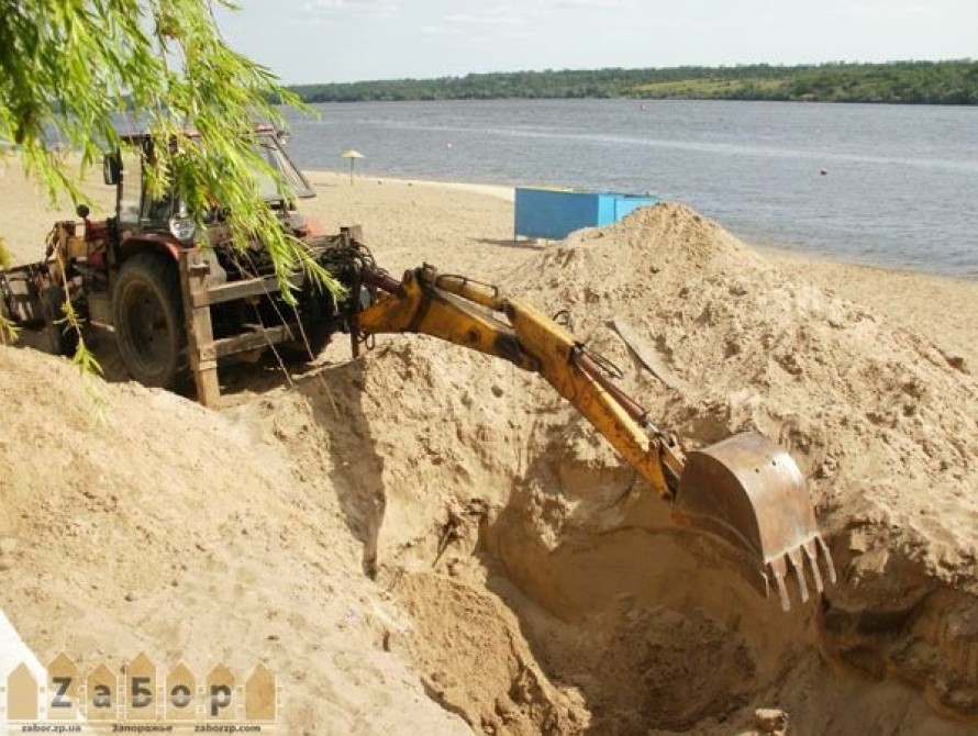В Запорожье на Ждановском пляже разрыли котлован