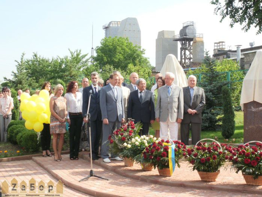 В Запорожье на открытие аллеи приехал главнокомандующий ВВС России