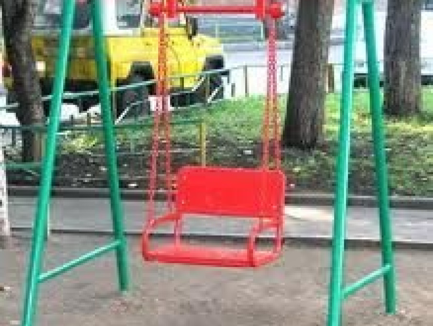 Отец, пострадавшей от качелей в Мелитополе девочки, готовит иск 