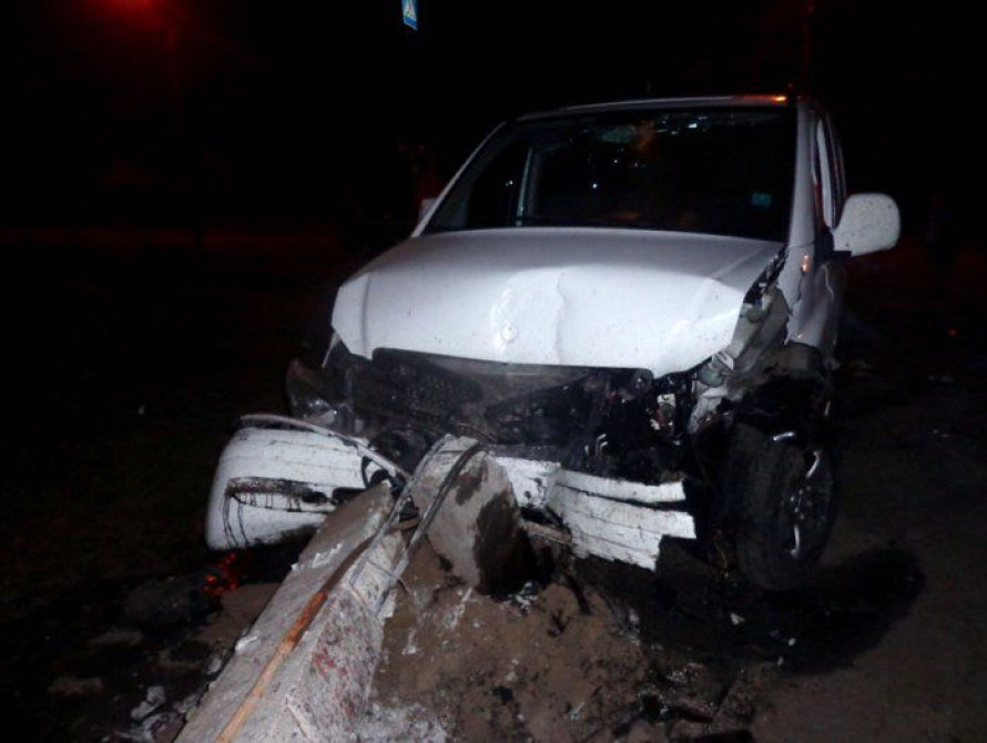 В Запорожье две иномарки снесли столб      