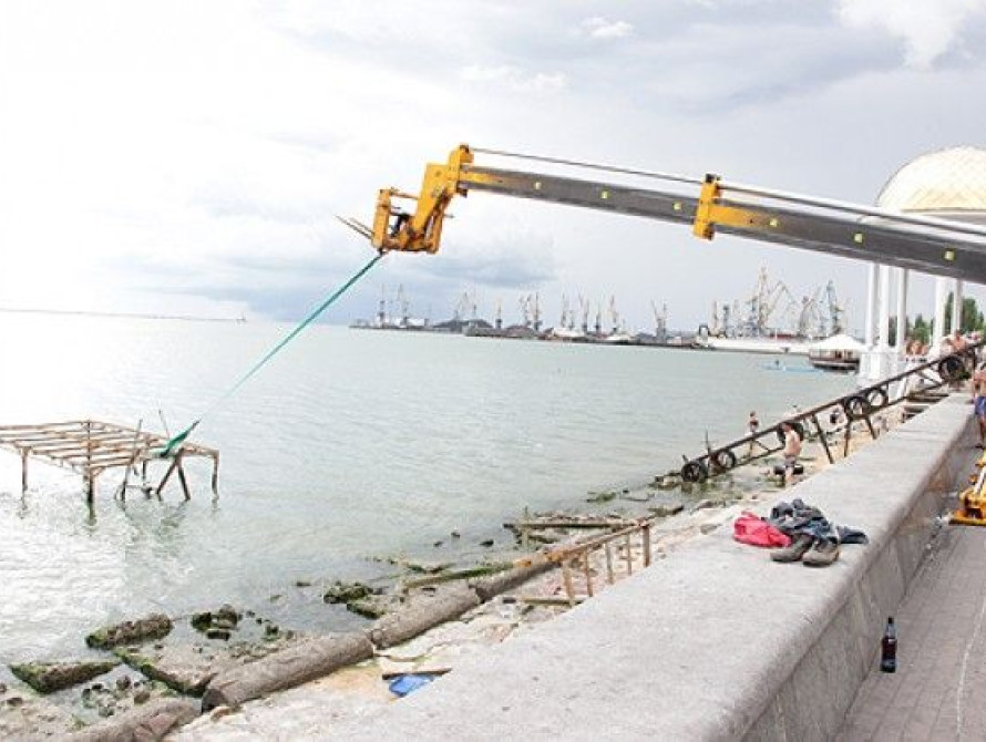 В Бердянске с Набережной убрали причалы