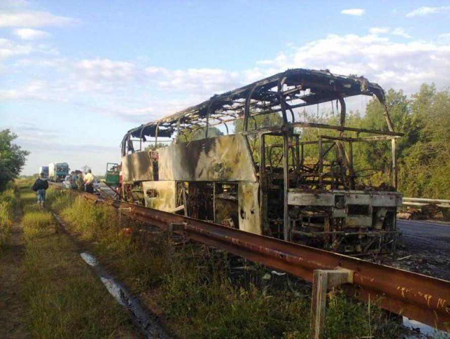 В Запорожской области посреди трассы сгорел двухэтажный автобус