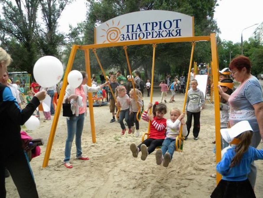 В Запорожье открыли новую детскую площадку