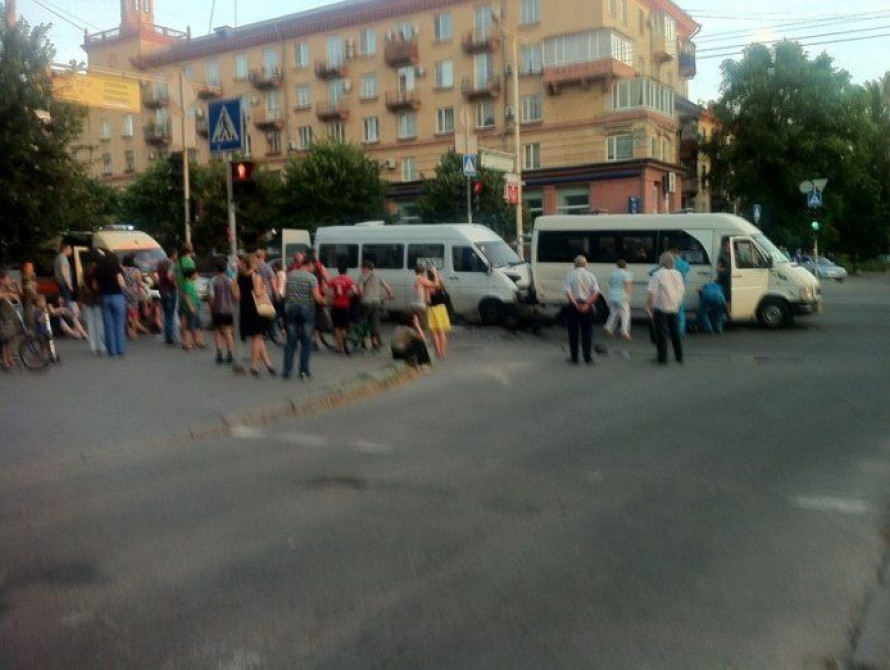 В Запорожье столкнулись маршрутки: есть жертвы 