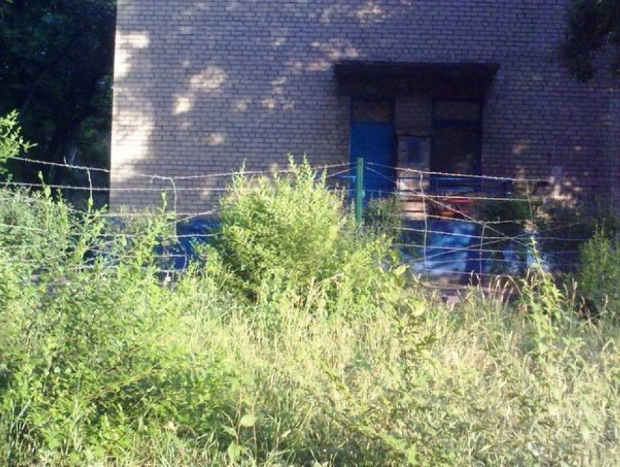 В Запорожье детский сад обнесли колючей проволокой 