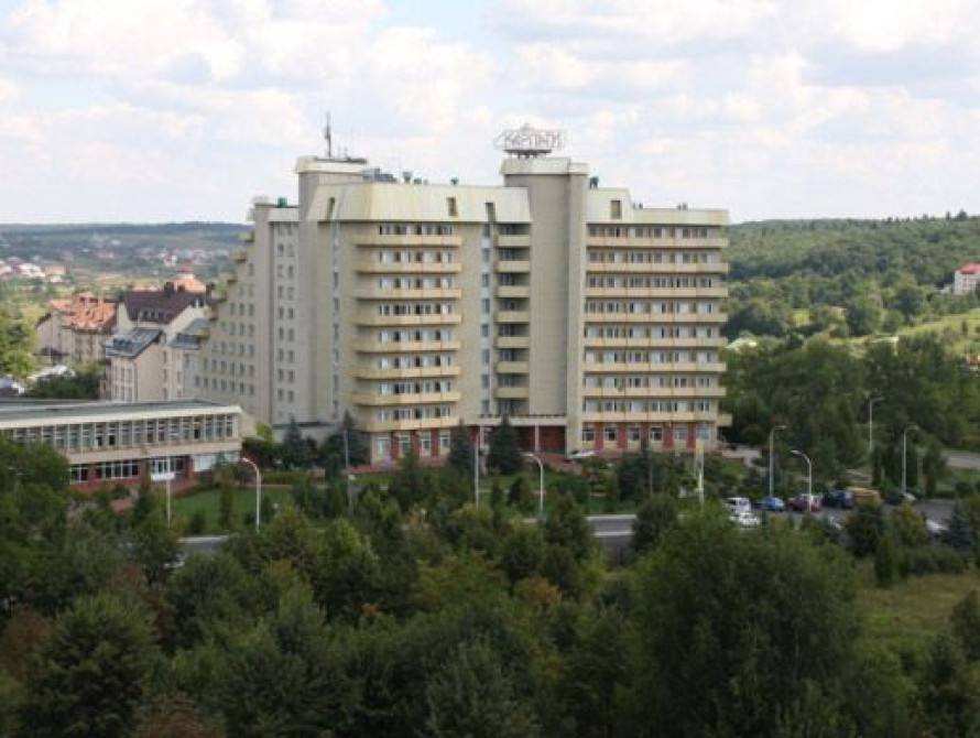 Врач, пострадавший от рук шизофреника в Запорожье, побывает в "Карпатах"