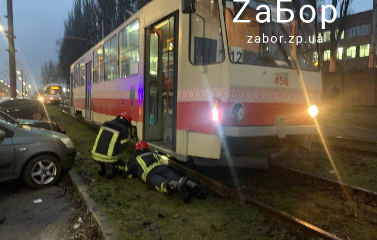 В Запорожье трамвай переехал мужчину: на место вызвали спасателей, чтобы достать погибшего (фото, видео)
