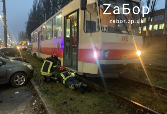 В Запорожье трамвай переехал мужчину: на место вызвали спасателей, чтобы достать погибшего (фото, видео)