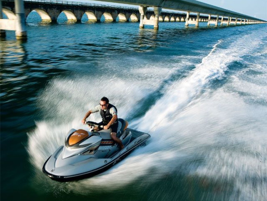 В Запорожье перевернулся гидроцикл с ребенком 