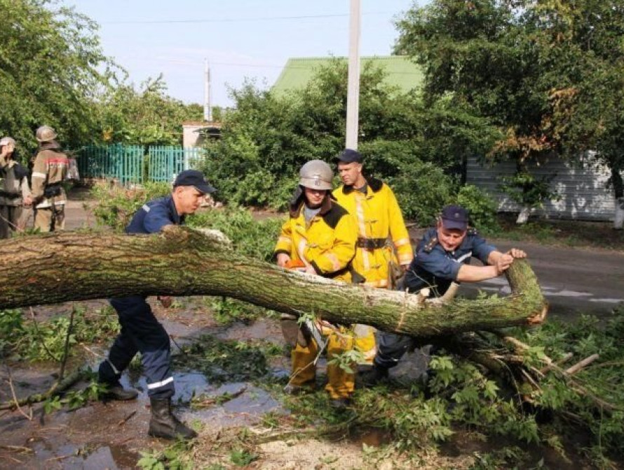 Жертва непогоды в Мелитополе: мужчину доставали спасатели 