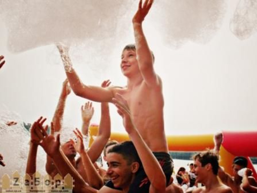 На Фестивале молодежи в Запорожье купали в пене и продавали Даш 